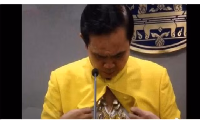 Thủ tướng Thái Lan cởi áo "khoe" bùa