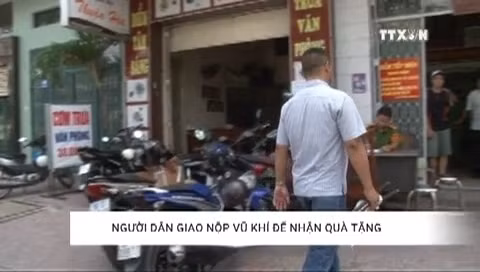 Người dân giao nộp vũ khí để nhận quà 