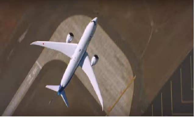 Boeing Dreamliner chao liệng như tiêm kích