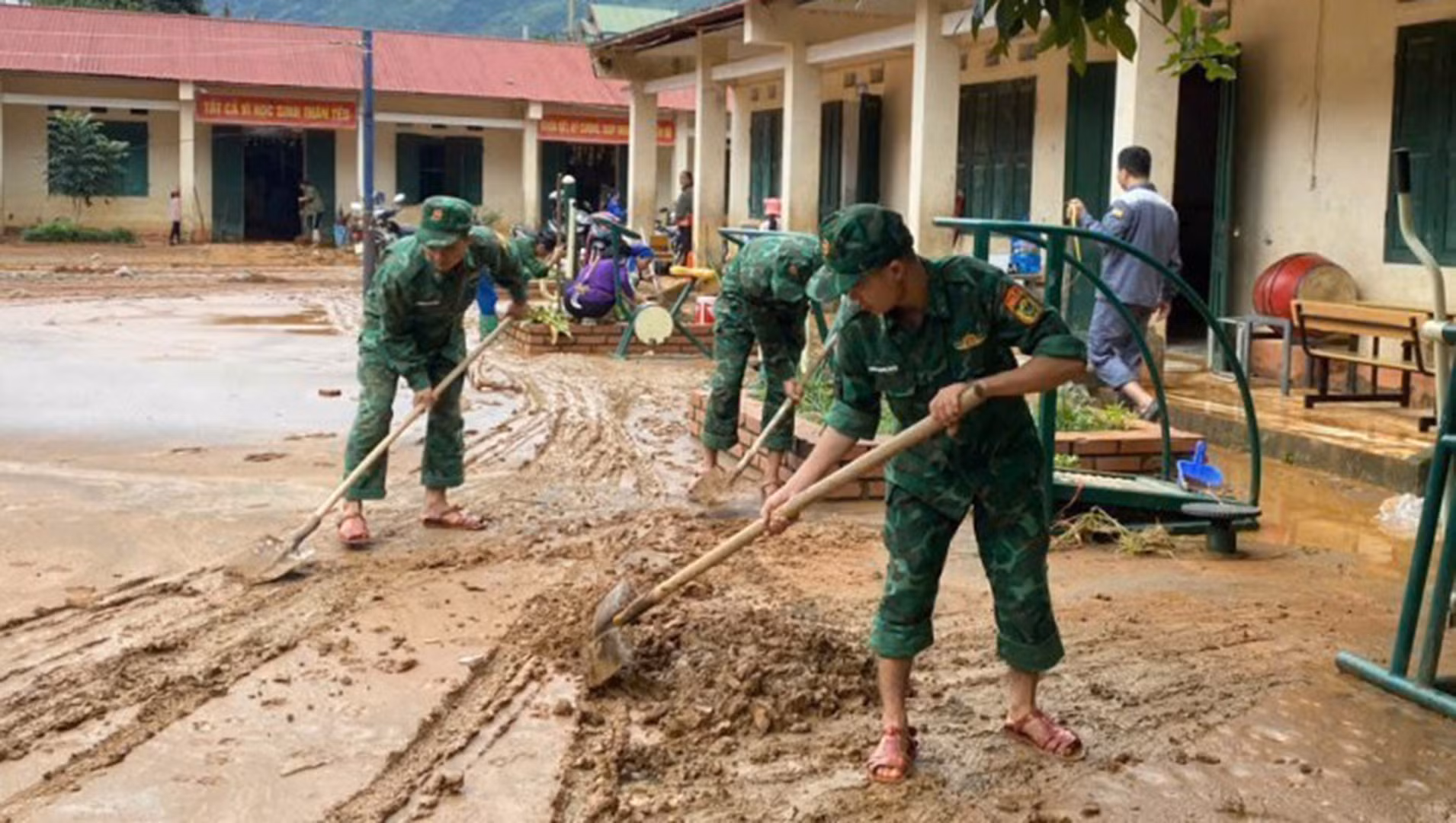 Nhiều trường ở các tỉnh 'tâm lũ' đón học sinh trở lại