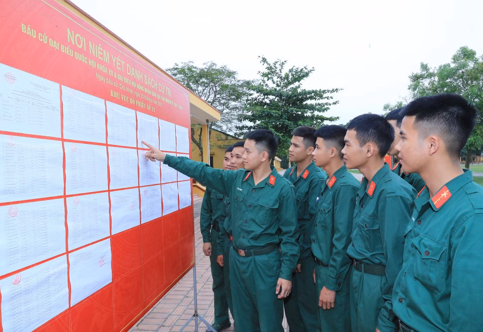 Các chiến sĩ Trung đoàn 66, Sư đoàn 304 (Quân đoàn 2) xem danh sách cử tri được niêm yết tại đơn vị. Ảnh: Trọng Đức/TTXVN