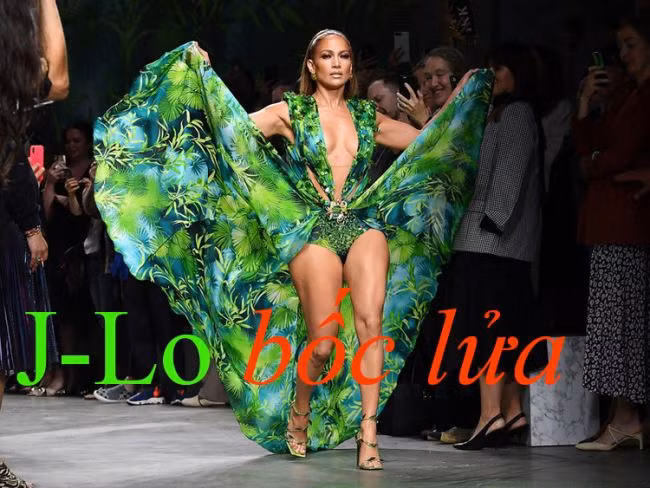 Jennifer Lopez trở lại 'bốc lửa' trong show Versace