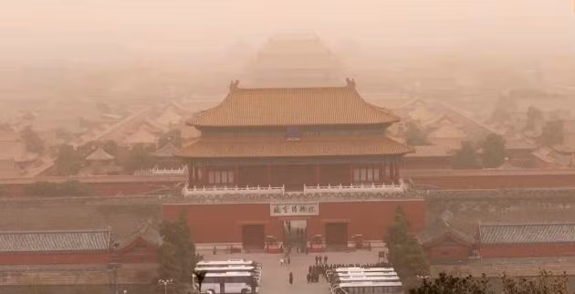 Bão cát 'nhuộm vàng' bầu trời thủ đô Bắc Kinh của Trung Quốc