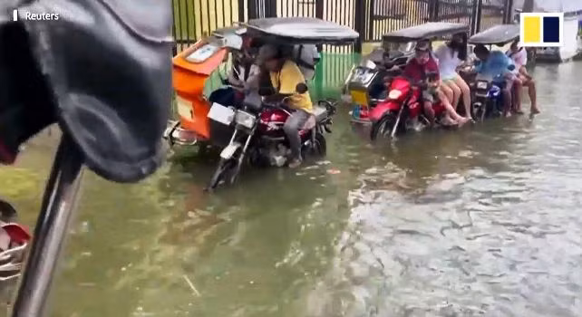 Các lái xe ở Philippines 'độ' xe cao hơn để chở khách mùa ngập
