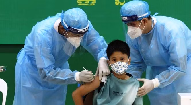 Campuchia triển khai tiêm vaccine COVID-19 cho trẻ từ 6 tuổi