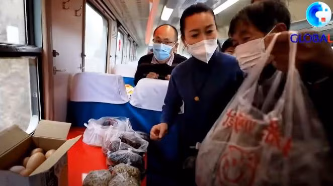 Độc đáo phiên chợ Tết trên tàu hỏa ở Trung Quốc