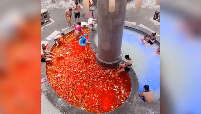Tắm suối khoáng 'nồi lẩu' ở Trung Quốc