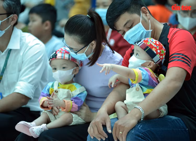 Hai bé Trúc Nhi và Diệu Nhi đón Tết Trung thu ở bệnh viện