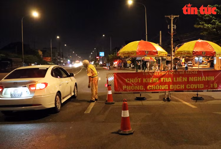 Xuyên đêm kiểm tra y tế phòng dịch COVID-19 tại các cửa ngõ TP Hồ Chí Minh