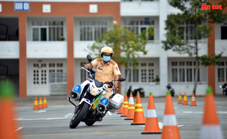 Cảnh sát giao thông so tài lái xe giỏi