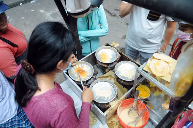 Độc đáo người bán bánh dùng muôi 'vẽ' bột thành... thú