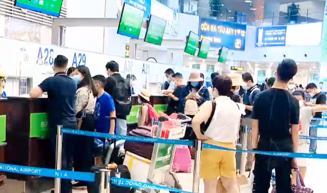 Chưa bỏ trần giá vé máy bay