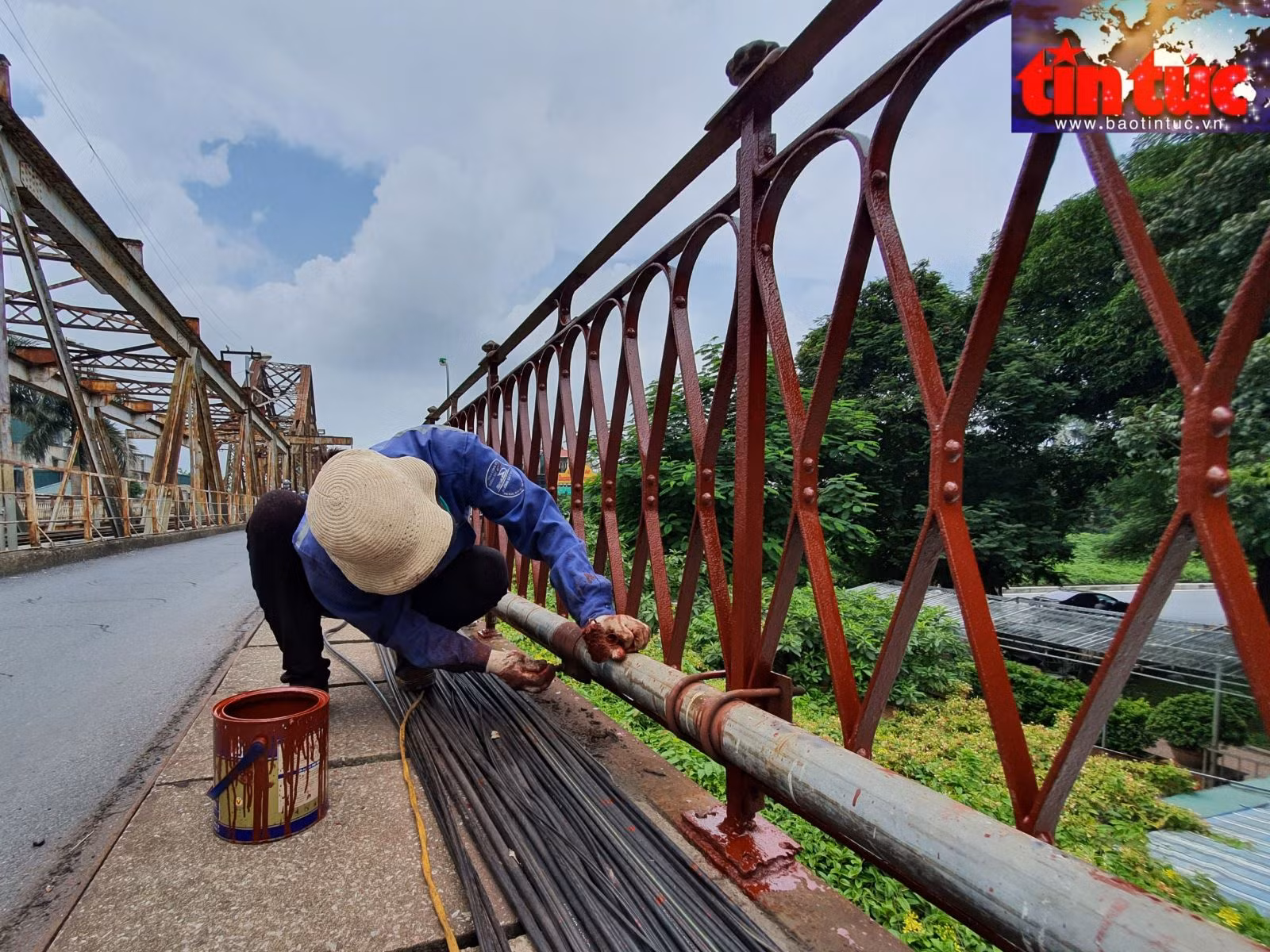 Sơn đường ống kỹ thuật trên thành cầu Long Biên.