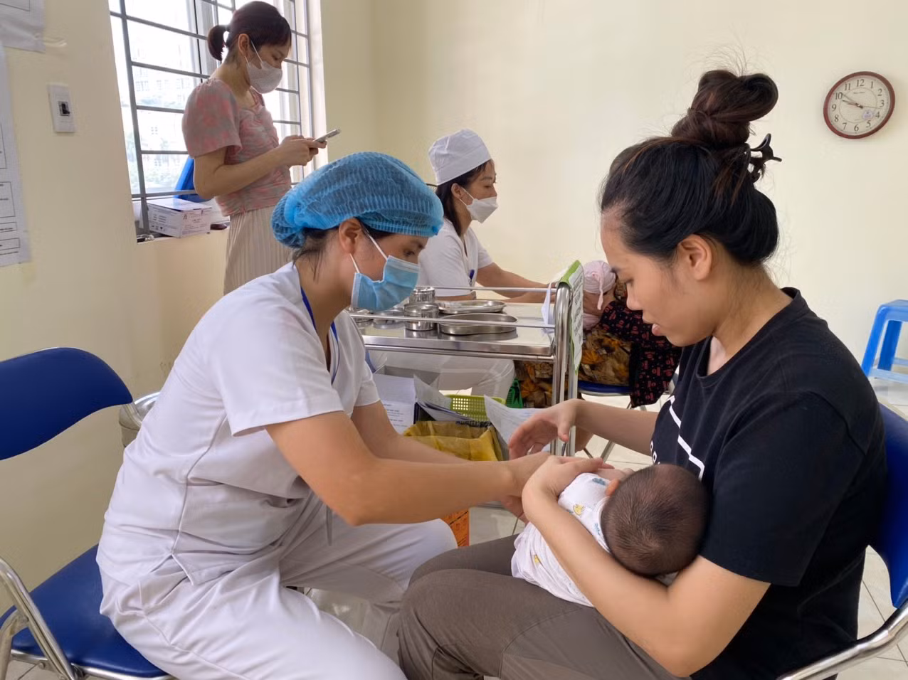 Vaccine 5 trong 1 về, phụ huynh Hà Nội khẩn trương cho trẻ đi tiêm