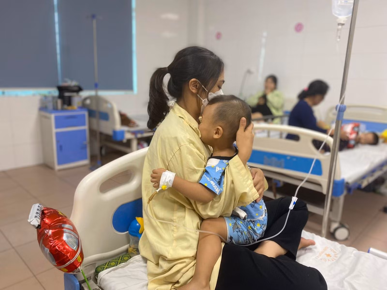 Trẻ nhập viện tăng đột biến, nhiều bệnh tăng nặng và có xu hướng dai dẳng hơn