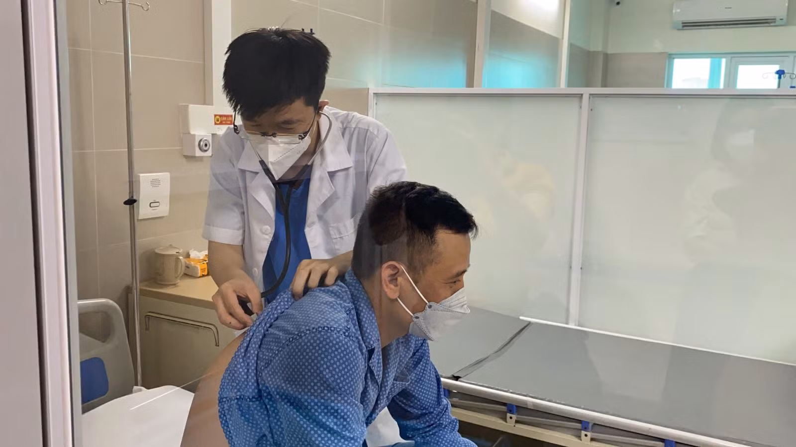 Bác sĩ hướng dẫn cách phân biệt giữa việc bị sốt xuất huyết và mắc COVID-19