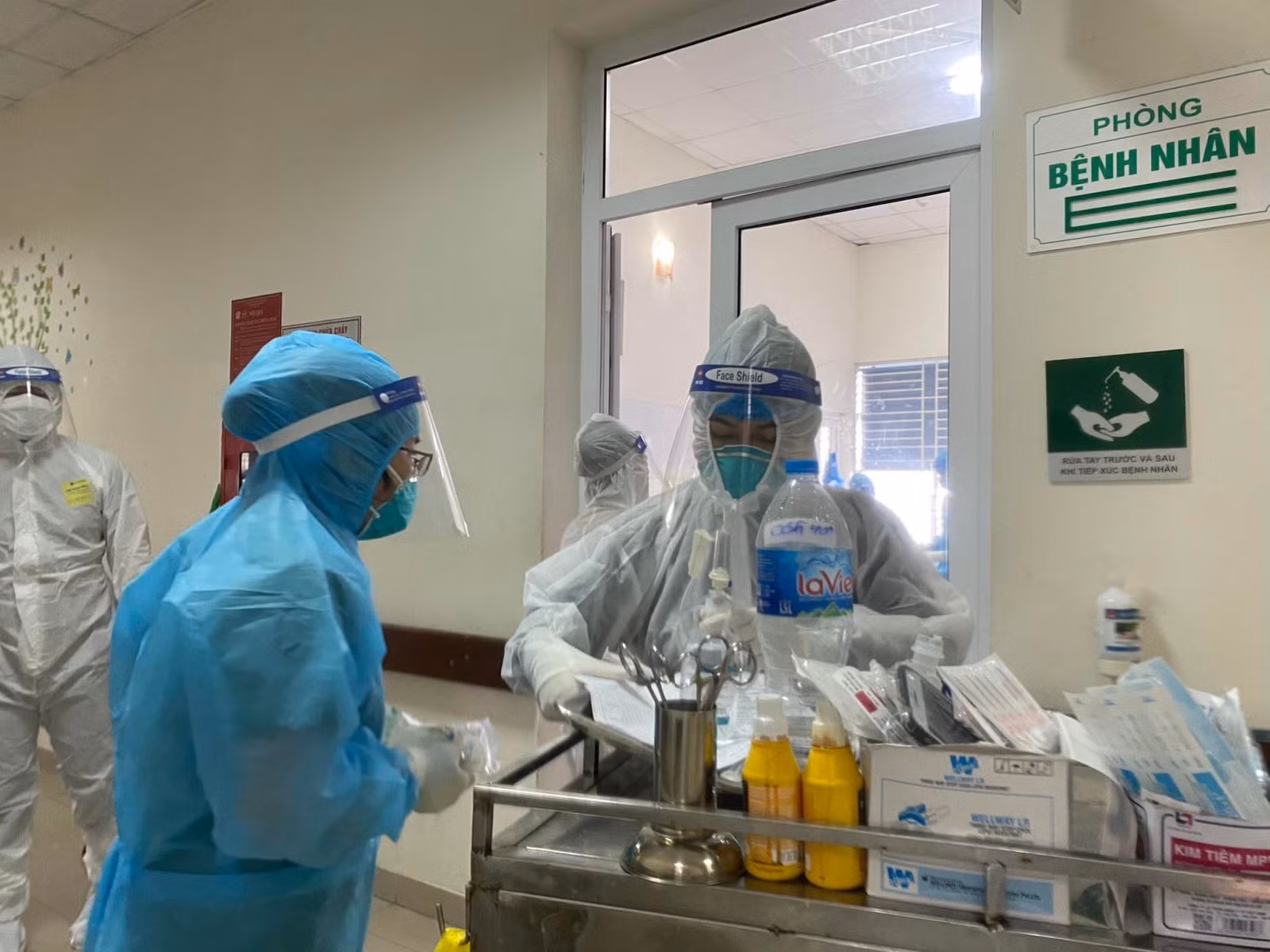 Những chiến sĩ áo trắng lặng thầm trong ICU