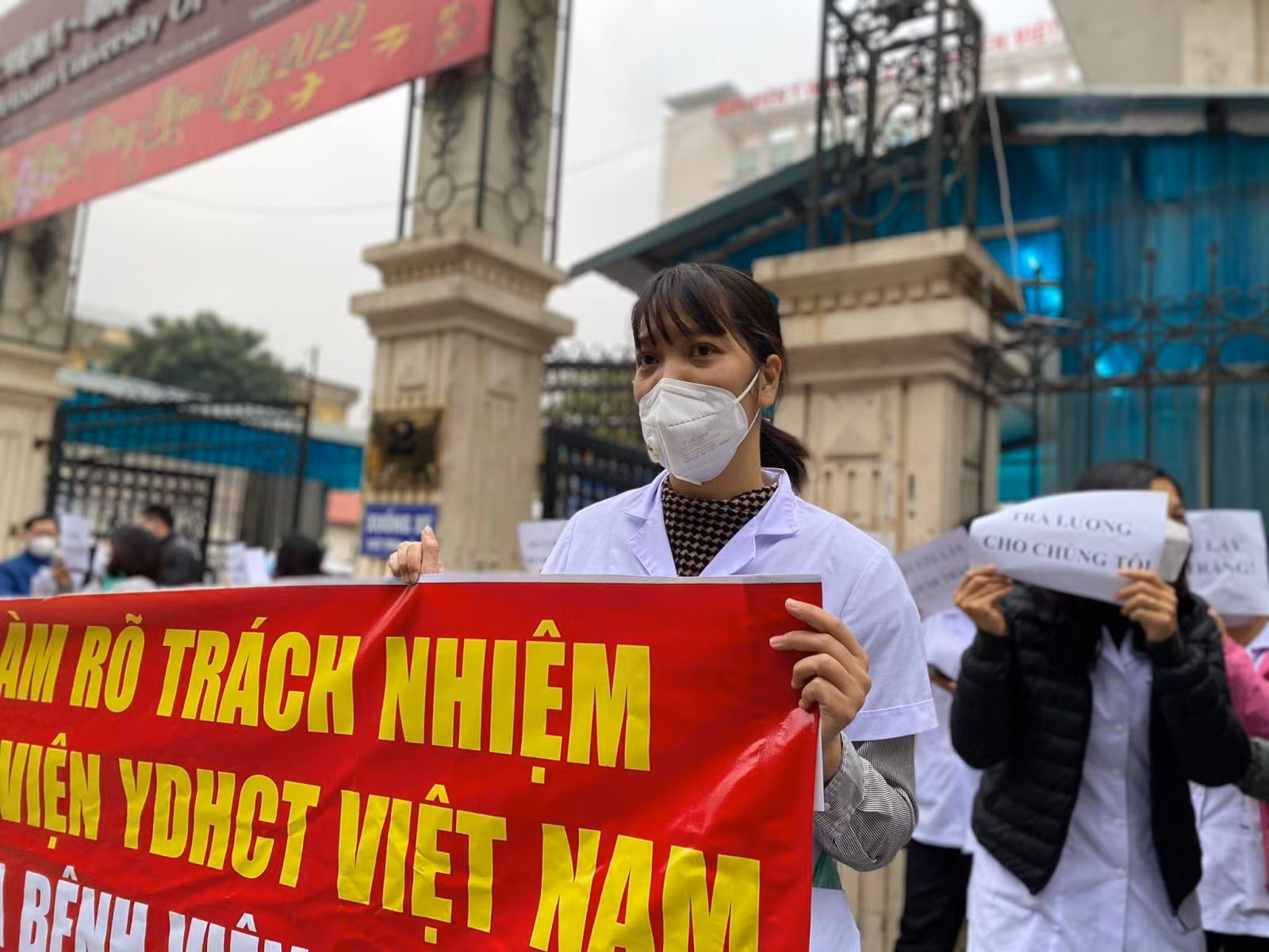 Nhân viên bệnh viện Tuệ Tĩnh bị nợ lương vẫn rất yêu nghề, mong bệnh viện phát triển
