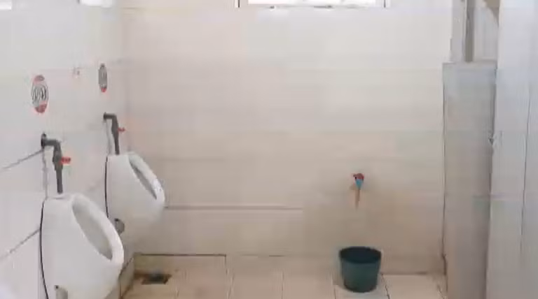 Thực trạng nhà vệ sinh công cộng tại Hà Nội và TP Hồ Chí Minh