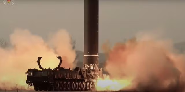 Video toàn cảnh vụ phóng tên lửa Hwasong-17 của Triều Tiên