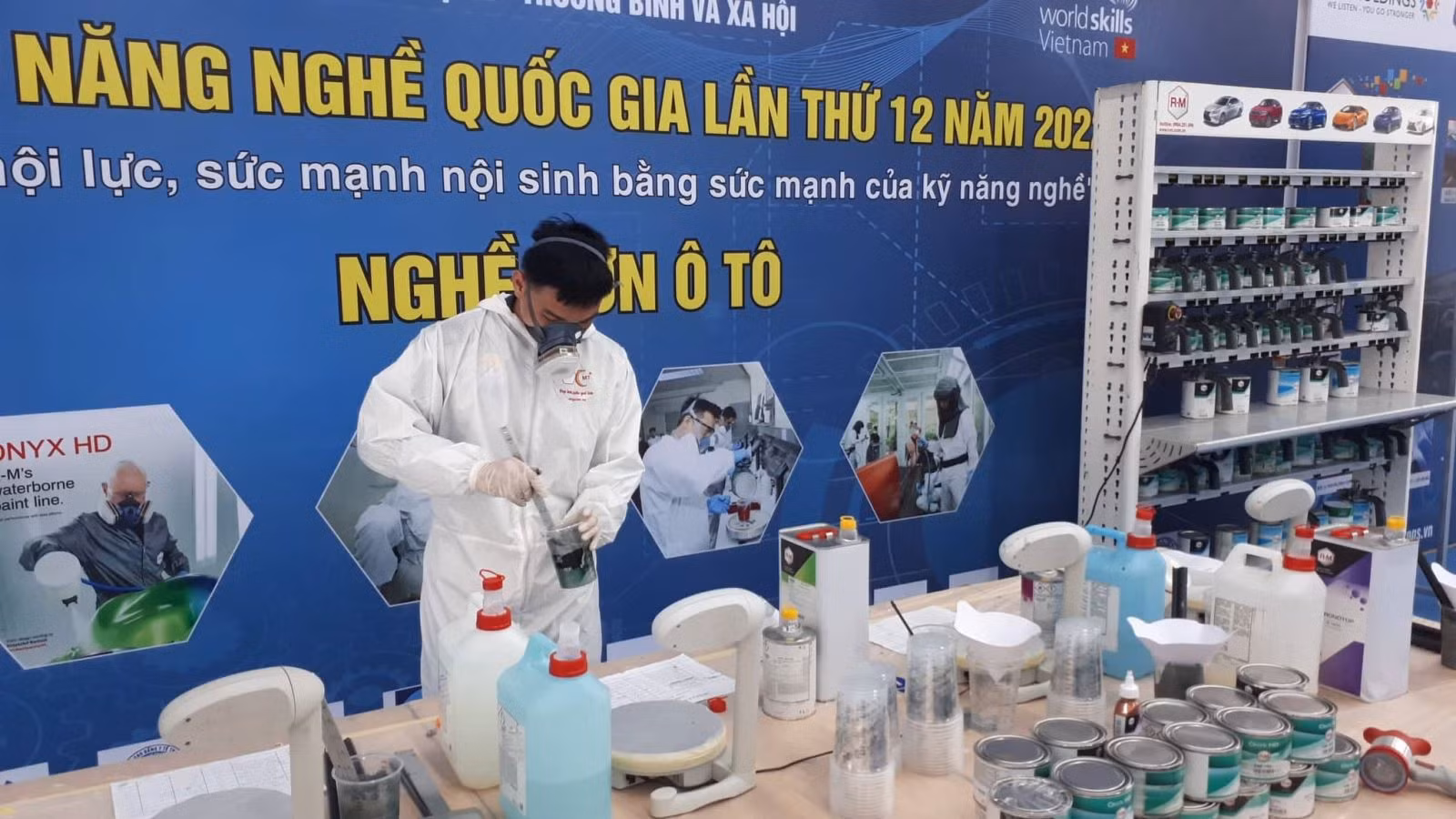 Xem các thí sinh trổ tài sơn ô tô theo công nghệ tiên tiến trên thế giới