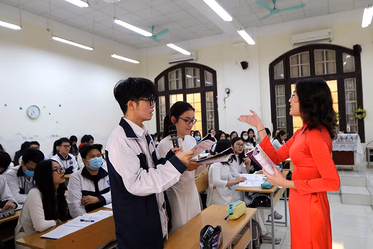 Khi học sinh THPT 'được' làm giáo viên của chính bạn bè trong lớp 