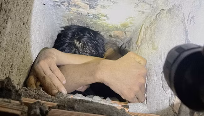 Kẻ trộm mắc kẹt trong 'ống khói' nhờ công an giải cứu