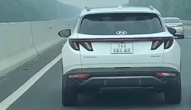 Xử phạt lái xe sửa biển số xe thành biển 'lộc phát'