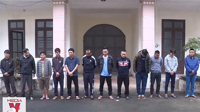 Đột kích, bắt quả tang 12 đối tượng đánh bạc bằng hình thức xóc đĩa