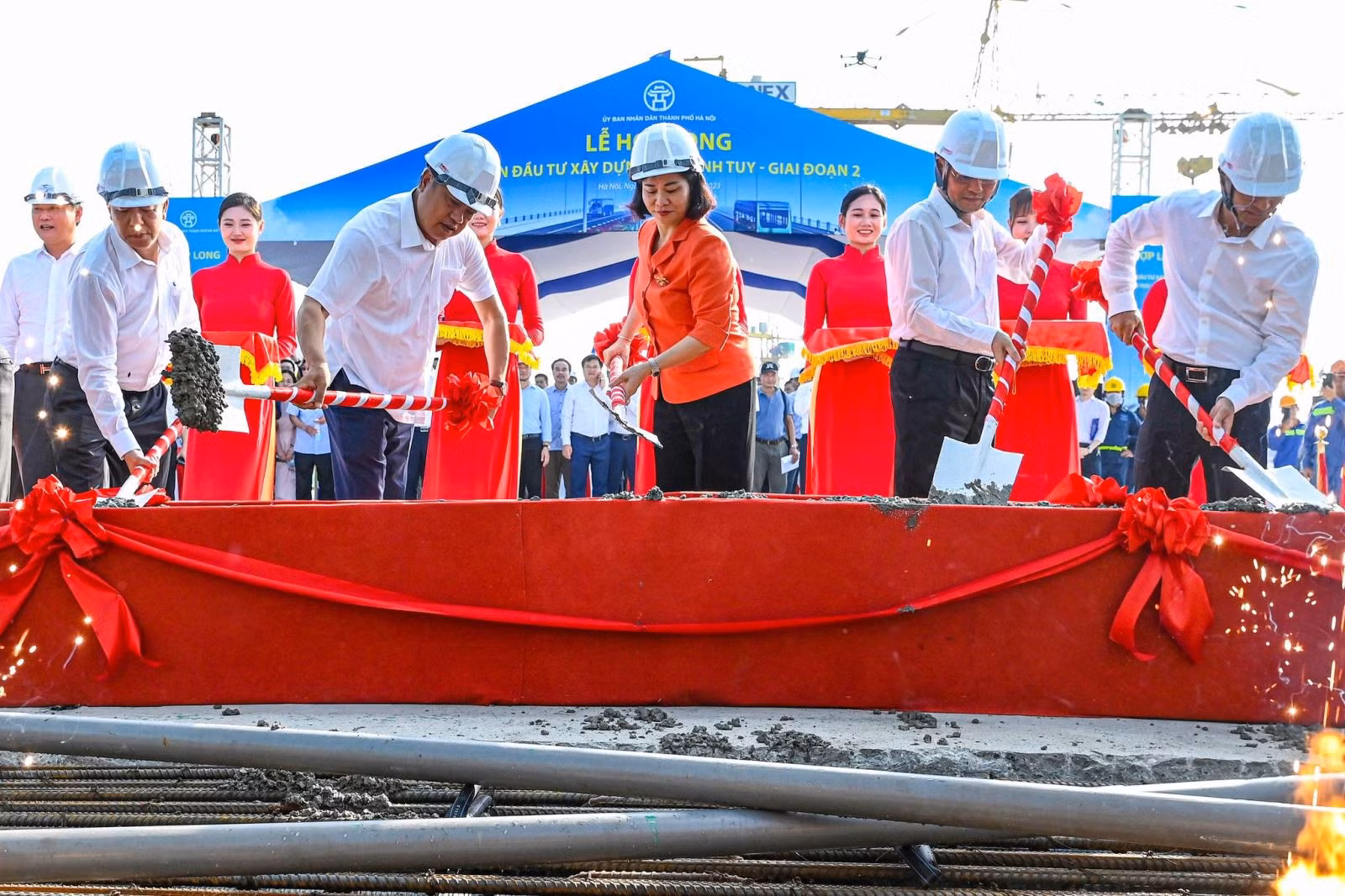 Hợp long cầu Vĩnh Tuy 2 nối 2 bờ sông Hồng