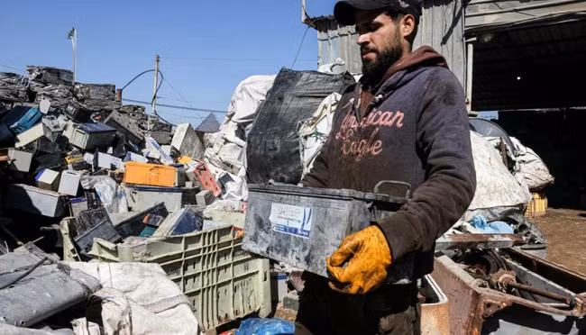 'Nghĩa địa' pin cũ chất chồng, đe dọa sức khỏe người dân Gaza