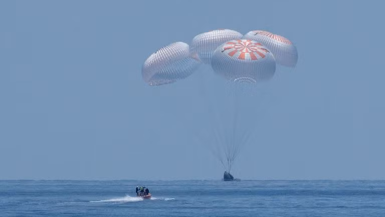 Khoảnh khắc tàu vũ trụ SpaceX hạ cánh an toàn trên biển sau sứ mệnh lịch sử