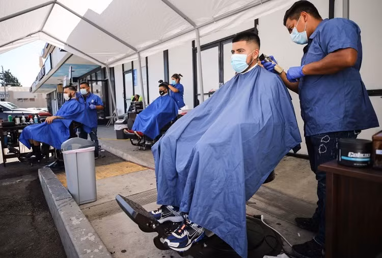 Pháp thu tóc người làm phao hút dầu tràn trên biển