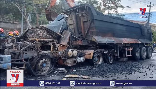 Xe ô tô đầu kéo và container bốc cháy sau khi va chạm