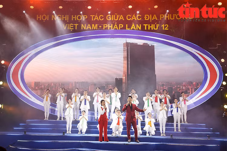 Sôi động Không gian 'Sắc màu Việt Nam' và Lễ hội 'Dạo chơi nước Pháp'