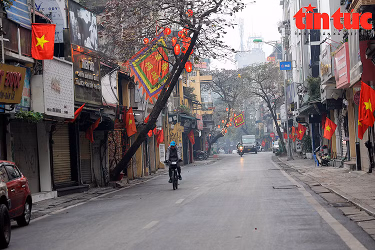 Hà Nội thanh bình, sâu lắng ngày mùng 1 Tết Quý Mão