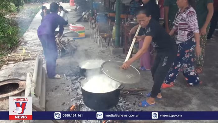 Thắm tình quân dân trong việc khắc phục hậu quả mưa lũ