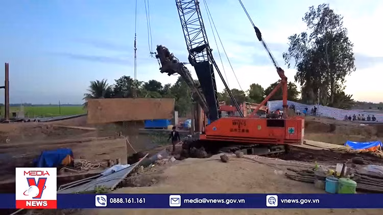Bộ Giao thông Vận tải điều cán bộ kỹ thuật ứng cứu cháu bé rơi xuống ống cọc bê tông