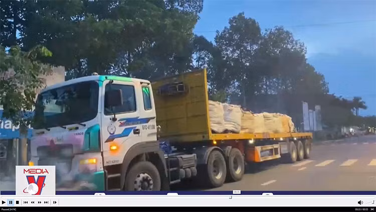 Bắt quả tang đối tượng đổ trộm hơn 6 tấn chất thải tại Bình Phước