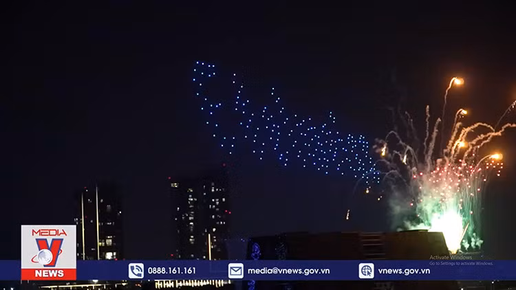 Hàng trăm flycam trình diễn ánh sáng đón Giáng sinh