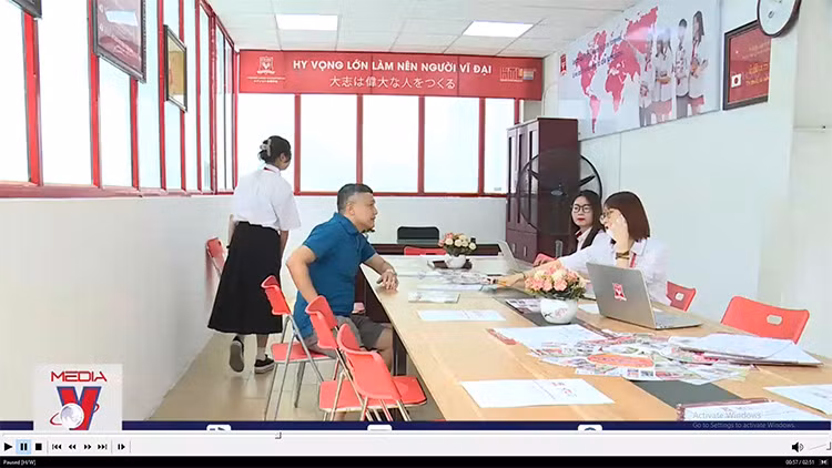Phụ huynh chi tiền mua an tâm vào lớp 10 cho con