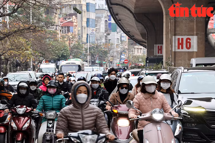 Phân luồng giao thông tại vòng xuyến gầm cầu Vĩnh Tuy (Hà Nội) gây thêm ùn tắc