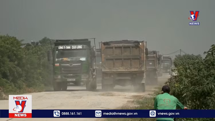 Xe tải trọng lớn phá nát tuyến đê tại Bắc Ninh