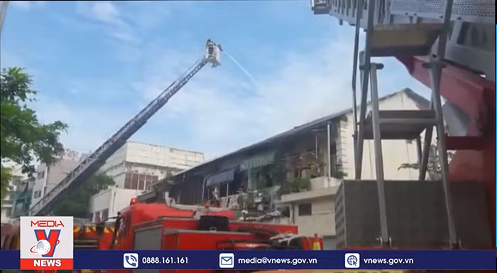 Dập tắt đám cháy chung cư cũ ở TP Hồ Chí Minh
