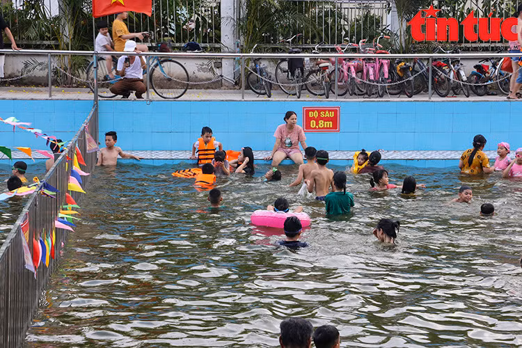 Biến ao tù thành bể bơi miễn phí cho trẻ em 'giải nhiệt' mùa nắng nóng