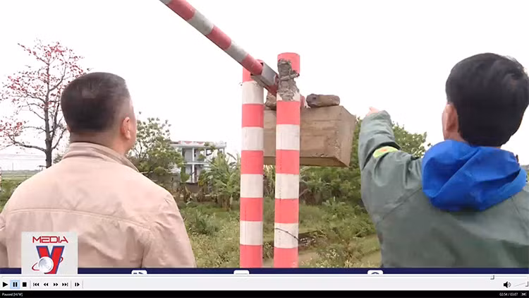 Barie bảo vệ đê sông Đào bị đập phá