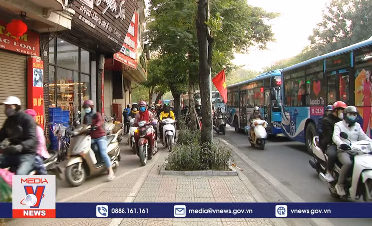 Khó xử lý vi phạm xe đi lên vỉa hè