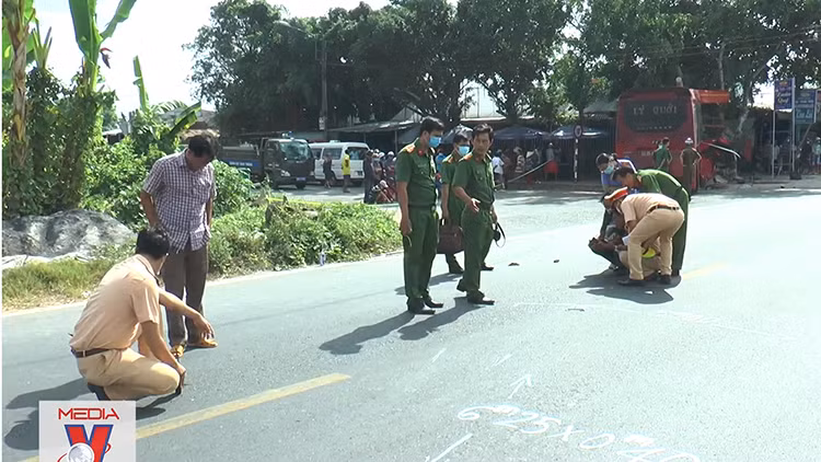 Ô tô khách va chạm với xe đạp làm 7 người thương vong