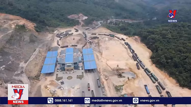 Xếp hàng dài để đợi làm thủ tục xuất cảnh tại Cửa khẩu Quốc tế La Lay