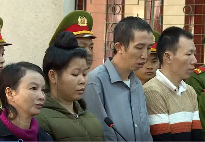 Mẹ nữ sinh giao gà và đồng phạm bị xét xử về tội buôn bán ma túy